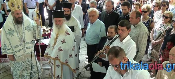 Ο Εθνικός Υμνος με κλαρίνο – Σε πανηγύρι στα Τρίκαλα [βίντεο]